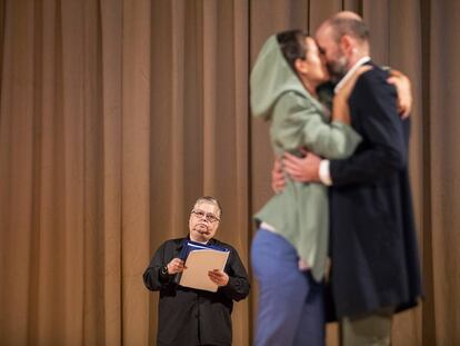 Cristina Vidal (al fondo), apuntadora del Teatro Nacional Doña María II de Lisboa, en un momento de 'Sopro', de Tiago Rodrigues.