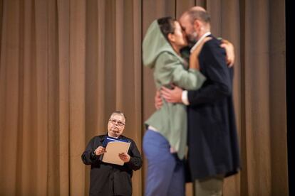 Cristina Vidal (al fondo), apuntadora del Teatro Nacional Doña María II de Lisboa, en un momento de 'Sopro', de Tiago Rodrigues.