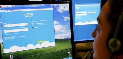 Una persona utilizando la aplicaci&oacute;n de Skype en un ordenador.