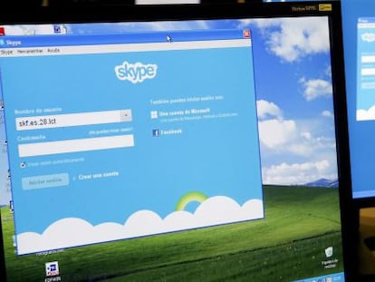 Una persona utilizando la aplicaci&oacute;n de Skype en un ordenador.