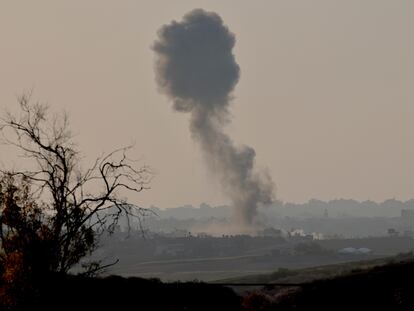 Columna de humo sobre la franja de Gaza, vista desde la población israelí de Sderot, el 21 de octubre.
