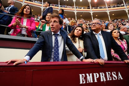 El alcalde de Madrid, José Luis Martínez-Almeida, junto a su pareja, Teresa Urquijo, durante la Corrida de la Prensa que cierra la Feria de San Isidro, celebrada el pasado domingo en Las Ventas, en Madrid.