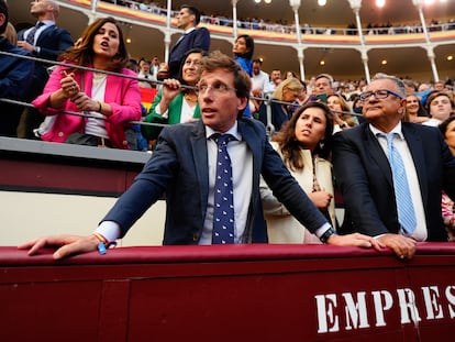 El alcalde de Madrid, José Luis Martínez-Almeida, junto a su pareja, Teresa Urquijo, durante la Corrida de la Prensa que cierra la Feria de San Isidro, celebrada el pasado domingo en Las Ventas, en Madrid.