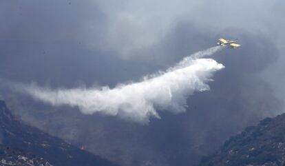 Un avioneta lanza agua sobre el incendio en Pinet, el 7 de agosto.