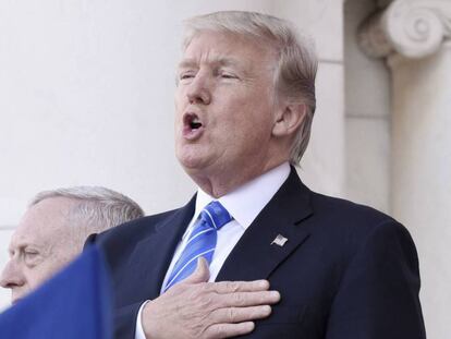 Trump canta el himno nacional con motivo del Día de los Caídos, en el cementerio nacional de Arlington, Virginia.