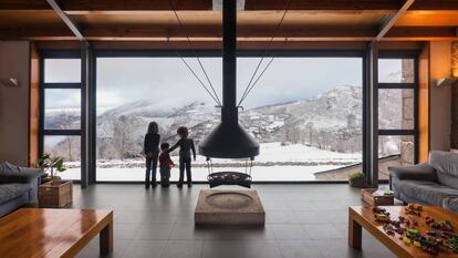 Vistas desde el salón mirador del Hotel Piornedo, en la localidad homónima, en la sierra de los Ancares, en la provincia de Lugo.