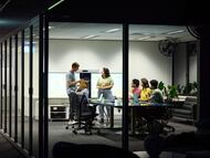 Uno grupo de jóvenes durante una reunión en una empresa.