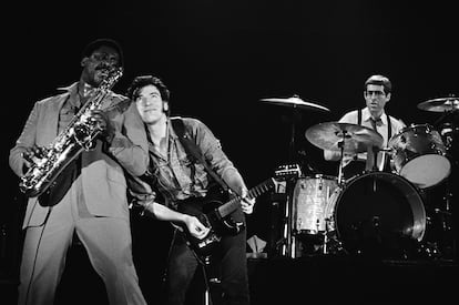 Bruce Springsteen, con Clarence Clemons y Max Weinberg, en el Palau d’Esports, en 1981. / FRANCESC FABREGAS