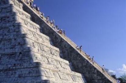 Turistas en las escaleras que ascienden a lo alto de El Castillo, pirmide escalonada del yacimiento de Chichen Itz, en Yucatn (Mxico).