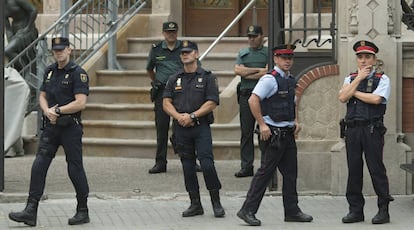 Miembros de los cuerpos de seguridad en la Delegación del Gobierno en Barcelona.