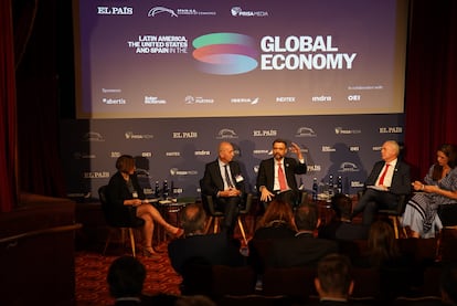 Álvaro Lario (centro), en la mesa redonda 'Desafíos y Claves para una Seguridad Global Sostenible e Inclusiva: Perspectivas Globales' del foro 'Latinoamérica, España y EE UU en la economía global', esta semana en Nueva York.