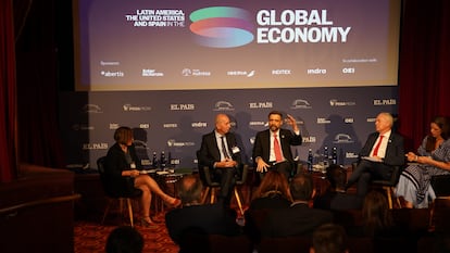 Álvaro Lario (centro), en la mesa redonda 'Desafíos y Claves para una Seguridad Global Sostenible e Inclusiva: Perspectivas Globales' del foro 'Latinoamérica, España y EE UU en la economía global', esta semana en Nueva York.