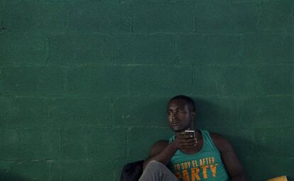Un migrante cubano descansa en un refugios temporales en la frontera entre Costa Rica y Nicaragua.