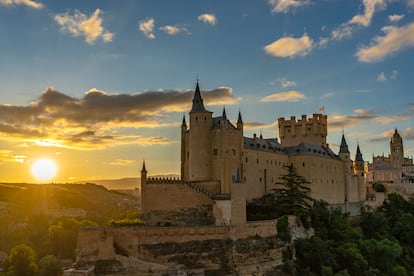 Los tejados de pizarra y con forma de "gorro de bruja" llegaron con Felipe II y le dan al alcázar un estilo más europeo que el resto de castillo españoles.