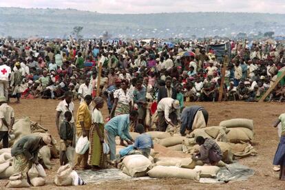 90.000 refugiados ruandeses esperan en un campo de Tanzania el pasado mayo.