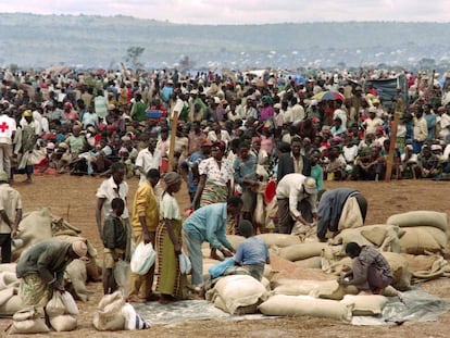 90.000 refugiados ruandeses esperan en un campo de Tanzania el pasado mayo.