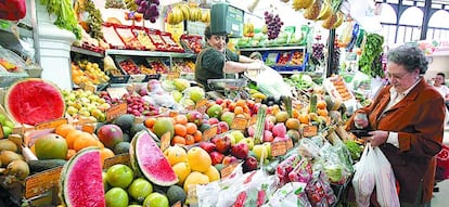 Una jubilada haciendo la compra en un mercado.