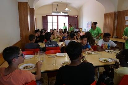 Un grupo de niños que participa de las actividades de la Fundación Pere Tarrés, durante la hora del almuerzo, en una imagen cedida.