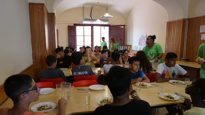 Un grupo de niños que participa de las actividades de la Fundación Pere Tarrés, durante la hora del almuerzo, en una imagen cedida.