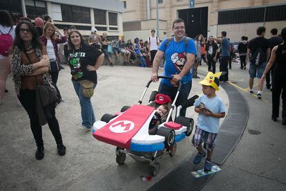 Familias enteras tienen una cita en el salón del manga de Barcelona que se celebra hasta este domingo en Barcelona.