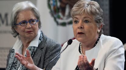 Mexican Foreign Minister Alicia Bárcena and Raquel Serur, former ambassador of Mexico to Ecuador, during a press conference, on April 7.