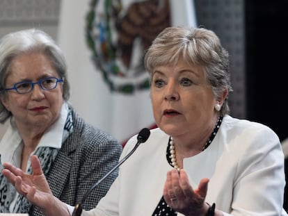 La canciller Alicia Bárcena y Raquel Serur, exembajadora de México en Ecuador, durante una conferencia de prensa, el 7 de abril.