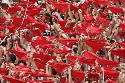 Miles de jóvenes, listos para anudarse el pañuelo rojo al cuello.