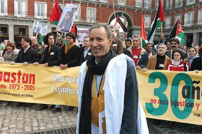 Brahim Ghali (en primer término), delegado del Polisario en España, en la cabecera de la marcha en Madrid.