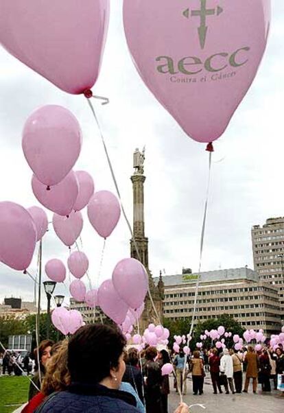En la imagen, decenas de mujeres concentradas en la plaza de Colón de Madrid para conmemorar el día.