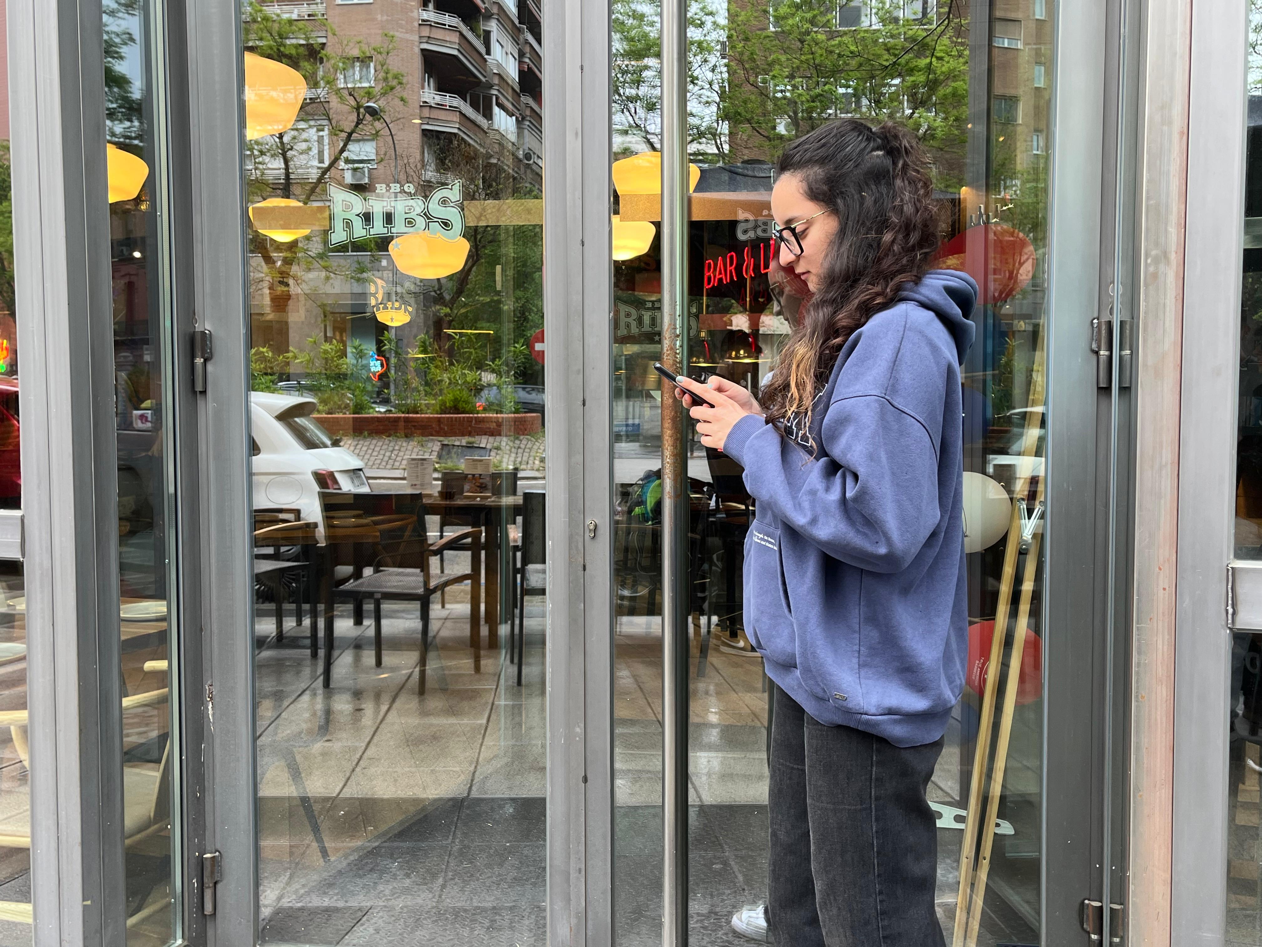 Michelle Castillo intenta comprar su entrada para Bad Bunny.