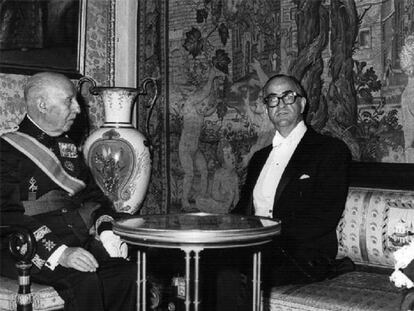 Wells Stabler presenta sus credenciales ante Franco, en 1975.