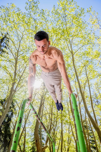 Jiménez practica el movimiento estático 'full planche'.