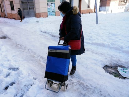 Una mujer regresa a casa tras hacer la compra días después del Temporal Filomena