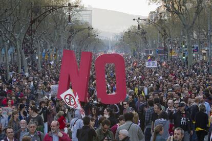 Aspecto de la manifestación en Barcelona contra la reforma laboral del Gobierno de Rajoy, el día de la huelga general, a su paso por el Paseo de Gràcia, el 29 de marzo de 2012.
