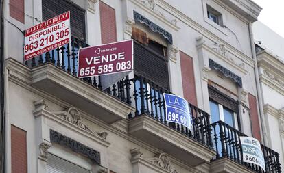 Pisos en venta en una calle de Valencia.