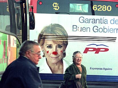 Un cartel electoral de Aguirre pintado