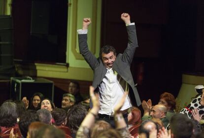 La compañía Voadora celebrando el premio conseguido, su producción 'Tokio 3' han sido los grandes triunfadores de la gala de entrega de los Premios de Teatro María Casares, donde se hicieron con cinco galardones.