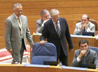 José Luis Méndez, Emilio Pérez Touriño y Anxo Quintana, ayer en el pleno del Parlamento de Galicia.