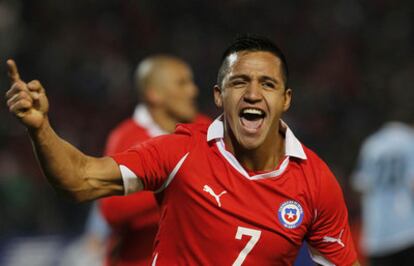 Alexis Suárez celebra un gol de Chile en la Copa América.