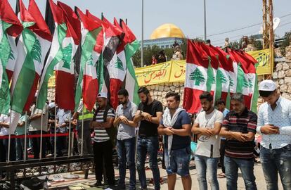 Suníes y chiíes libaneses participan en los rezos del viernes en la ciudad al-Ras, fronteriza con Israel, en protesta contra las medidas de seguridad israelíes implementadas en la Explanada de las Mezquitas.