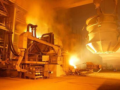 Alto horno de las instalaciones de la Acería Compacta de Bizkaia (ACB) en Sestao.