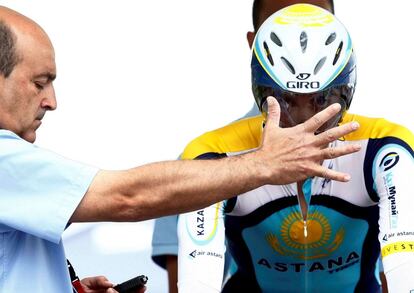 El ciclista del Astana, Alberto Contador, segundos antes de comenzar la contrarreloj del Campeonato de España de ciclismo, disputada entre las localidades cantabras de Torrelavega y Santillana del Mar, en 2009.