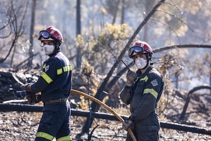 Bomberos refrescan los alrededores de Montán,  pero sigue el peligro ante la presencia de "muchos puntos calientes".