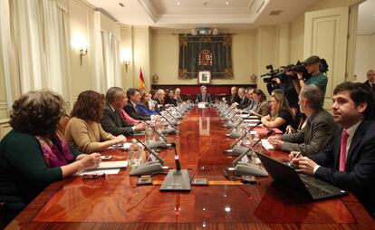El presidente del Consejo General del Poder Judicial, Carlos Lesmes, preside la reunión de coordinación del plan especial sobre juzgados especializados en cláusulas suelo en la sede del CGPJ, en Madrid.