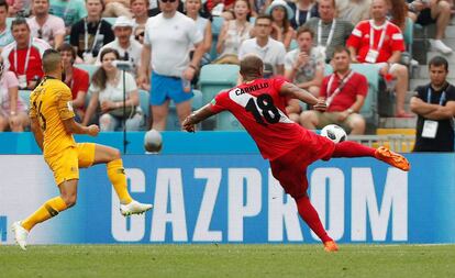 André Carrilo dispara a portería para marcar el primer gol de Perú frente a Austrralia.