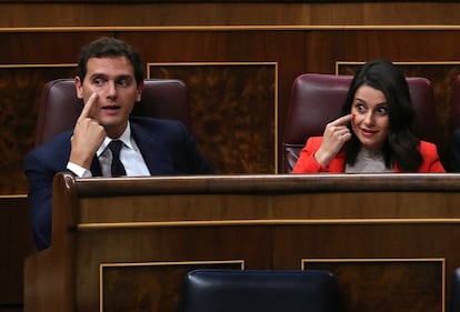 Ciudadanos, por su parte, focalizó su intervención en la festividad celebrada hoy en Cataluña: "Hoy (Diada de Cataluña), en lugar de ser una fiesta de todos los catalanes, es una fiesta patrocinada por los independentistas".