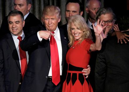 El candidato republicano a la Presidencia, Donald Trump y su jefa de campaña Kellyanne Conway, durante la fiesta electoral organizada en el New York Hilton Midtown de Nueva York.