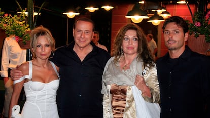 Silvio Berlusconi posaba en 2008 con sus hijos Marina (a su izquierda), su entonces esposa, Veronica Lario, y su hijo Pier Silvio, en Portofino (Italia).