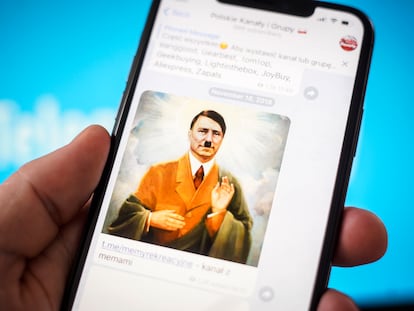 Imagen en un móvil que mezcla las imágenes de Hitler y Jesucristo.