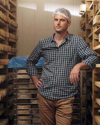 Rubén Valbuena, de 39 años, vino a Ramiro, Valladolid, desde Francia hace nueve años. Hoy está a la vanguardia del sector y ha colocado su queso en las cocinas de los mejores restaurantes del país.